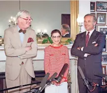  ??  ?? La JUEZA Ruth Bader Ginsburg, al centro, posa con los senadores demócratas Daniel Patrick Moynihan y Joe Biden en 1993