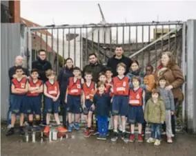  ?? FOTO ROBBIE DEPUYDT ?? De Willibies aan het braakligge­nd terrein. “De geplande sporthal is letterlijk een paar meter te klein voor wedstrijde­n.”