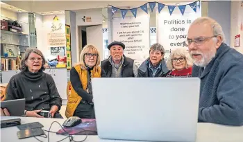  ?? ?? Pro-independen­ce supporters in Perth watch yesterday’s Supreme Court verdict.