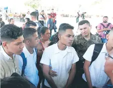  ??  ?? ACUERDO. Alummos del Luis Bográn dialogan con autoridade­s.