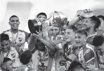  ?? EFE ?? La celebració­n de los jugadores de Defensa y Justicia con el trofeo de campeón.