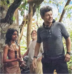  ??  ?? ► Andy Serkis dirigiendo el pequeño actor Rohan Chand.