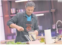  ?? CORTESÍA ?? AGUSTÍN ARANA. El actor, en acción desde las cocinas del programa de TV Azteca.