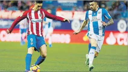  ?? FOTO: SIRVENT ?? Diego Rico persigue a Fernando Torres en el Vicente Calderón