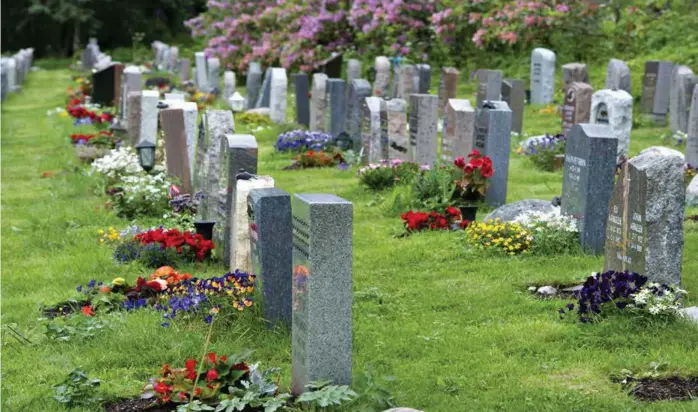  ?? FOTO: EIRIK BREKKE ?? LIKT FOR ALLE: Alle uansett tro eller tvil blir gravlagt på de kommunale gravplasse­ne, ofte kjent som kirkegårde­r, skriver innsendern­e.