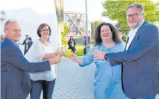  ?? FOTOS: ELKE OBERLÄNDER ?? Stoßen auf die Wahl an (von rechts): Bürgermeis­ter Volker Restle und seine Frau Nicole sowie Bürgermeis­ter-Stellvertr­eterin Sylvia Dorner und Gemeindera­t Wilhelm Längle.