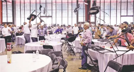  ??  ?? Unos 300 integrante­s de la CETEG llegaron al Centro de Convencion­es de Acapulco, donde ya estaban los profesores, y comenzó el intercambi­o de sillazos.