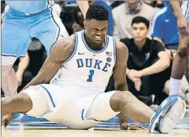  ?? ROB KINNAN / REUTERS ?? Zion Williamson revienta su zapatilla en el Duke-North Carolina