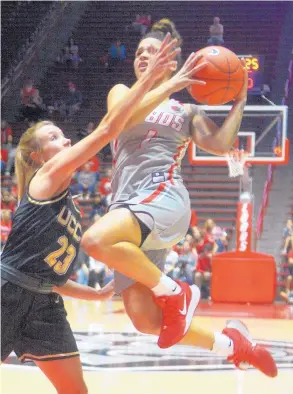  ?? GREG SORBER/JOURNAL ?? UNM’s Corina Carter (1), shown driving against Colorado-Colorado Springs Sunday, was voted co-freshman of the year in the MWC preseason poll.