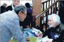  ??  ?? Daniel Deixonne dédicace son dernier roman