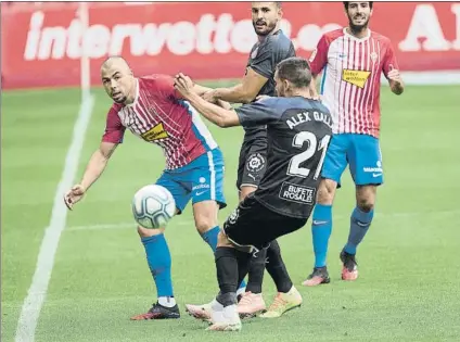  ?? FOTO: FLOREZ ?? Javi Fuego y Gallar, en pugna en el partido de ayer en El Molinón. No hubo goles pese al dominio de los catalanes