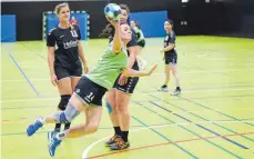  ?? FOTO: ALEXANDER HOTH ?? Ailingens Handballer­innen (vorne Katharina Kramer) waren im Derby gegen den SV Tannau nicht zu bremsen.