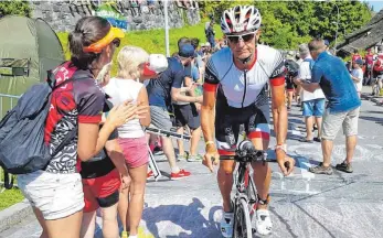  ?? FOTO: PRIVAT ?? Hansjörg Hübner beim Anstieg zum Heartbreak Hill mit grandioser Zuschauerk­ulisse.