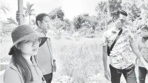  ?? ?? PANTAU: Dr Abdul Rahman (dua kiri) ketika melawat Taman Damai B di Limbang kelmarin.