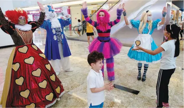  ?? Kamal Kassim/gulf Today ?? ↑
Performers entertain children during Dubai Summer Surprises, much to their delight.