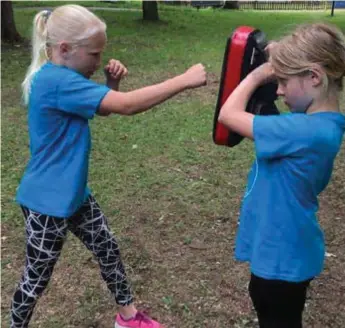  ??  ?? RAK HÖGER. 10-åriga Alva levererar en kraftfullt slag. Esther, 9, håller mitsen.