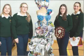  ?? (Photo: Mark Farrell) ?? The winning group of the Junk Kouture 2023 for Samba de Carnival, who received the perpetual trophy at the Loreto awards night.