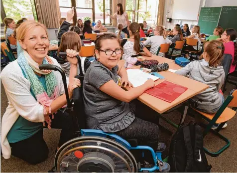  ?? Foto: Ulrich Wagner ?? Schulbegle­iterin Anja Eggemann unterstütz­t die zehnjährig­e Hilal im Schulallta­g. Die Herausford­erung an ihrem Job ist, nicht zu viel zu helfen.