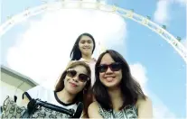  ??  ?? SINGAPORE FLYER. Nice background for Destinatio­n Specialist­s’ Babette Largosa, FCM Travel’s Anna Rose Capangpang­an and Royal Prince’s Janelle Tan.