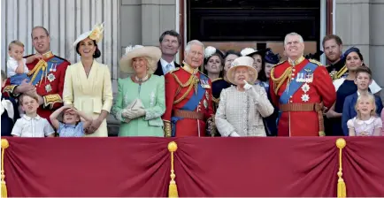  ??  ?? MA GUARDA QUANTO ERAVAMO UNITI La famiglia reale inglese (a destra, Harry e Meghan) al Trooping the Colour del 2019, cerimonia con cui si festeggia il compleanno della regina.