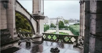  ?? (Kostyukov/The New York Times) ?? Fallen stones on the roof of the Notre Dame Cathedral in Paris.