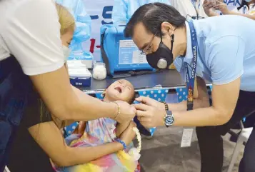  ?? EDD GUMBAN ?? Manila Mayor Isko Moreno oversees the Department of Health’s immunizati­on program against measles, rubella and polio at city hall yesterday.