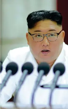  ??  ?? A Pyongyang
Il leader nordcorean­o Kim Jong, 35 anni, al meeting di Partito