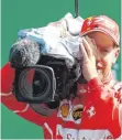  ?? FOTO: DPA ?? Auch Sebastian Vettel versuchte, gute Laune zu verbreiten – und filmte die Ferrari-Fans.