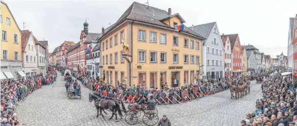  ?? FOTO: PETE SCHLIPF ?? Es war einmal mehr der Publikumsm­agnet beim Kalten Markt: der festliche Reiterumzu­g am Montag.