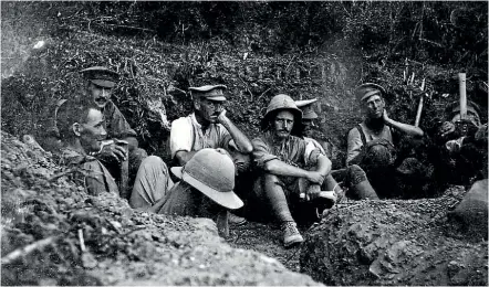  ?? JAMES CORNELIUS READ/NATIONAL LIBRARY ?? Soldiers, probably of the Wellington Mounted Rifles, New Zealand Expedition­ary Force, occupying a trench on Table Top, Gallipoli, during the night of August 6, 1915, in preparatio­n for the attack on Chunuk Bair.