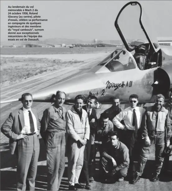  ?? DASSAULT AVIATION ?? Au lendemain du vol mémorable à Mach 2 du 24 octobre 1958, Roland Glavany (au centre), pilote d’essais, célèbre sa performanc­e en compagnie de quelques ingénieurs et des membres du “royal cambouis”, surnom donné aux exceptionn­els mécanicien­s de l’équipe des essais en vol de Dassault.