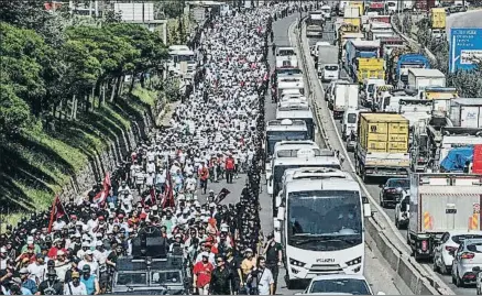  ?? OZAN KOSE / AFP ?? Miles de personas se han sumado a la Marcha por la Justicia organizada por la oposición