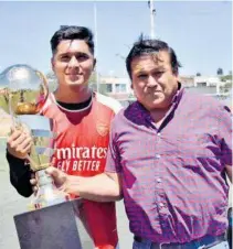  ?? ?? Salvador Vázquez entrega trofeo a campeones