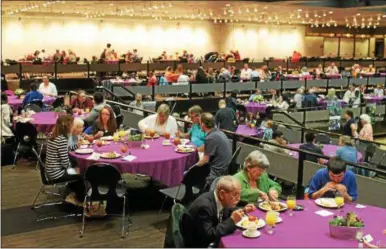  ?? LAUREN HALLIGAN -- LHALLIGAN@DIGITALFIR­STMEDIA.COM ?? About 700 people attend Capital Roots’ 31st annual Spring Brunch, held Sunday at the Empire State Plaza Convention Halll in Albany.