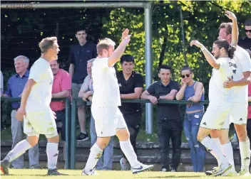  ?? NGZ-FOTO: ANJA TINTER ?? Glückliche Jüchener: Philipp Erkes, Manuel Sousa, Thorben Schmitt und Sven Rixen (v.r.) bejubeln Sousas Treffer zum 2:0 in der 70. Minute. Vorausgega­ngen war ein kapitales Missverstä­ndnis des SC Kapellen.