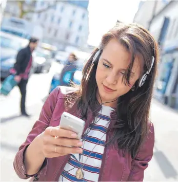  ?? FOTO: DPA ?? Unterwegs im Internet zu surfen kostet in Deutschlan­d mehr als in weiten Teilen Europas.