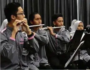  ??  ?? Wong Hoe (kiri) Ziet bersamasam­a pasukan Smach Wind Orchestra.