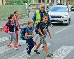  ??  ?? Accompagna­mento Bimbi meranesi diretti a scuola