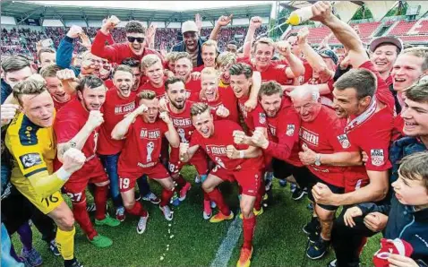  ??  ?? Inmitten ihrer Fans feierten die Rot-weiß-spieler im Steigerwal­dstadion ausgelasse­n den lang ersehnten Erfolg. Fotos (): Sascha Fromm