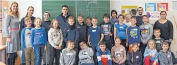  ?? FOTO: PRIVAT ?? Unser Bild zeigt die Kinder der dritten und vierten Klasse, vier Betreuer des DRK und zwei Vorstandsm­itglieder des Fördervere­ins der Grundschul­e Wain.