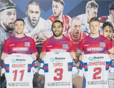  ?? PICTURE: ALLAN MCKENZIE/SWPIX.COM ?? HONOURED: Wakefield Trinity’s Matty Ashurst, Bill Tupou and Tom Johnstone with their Dream Team shirts.