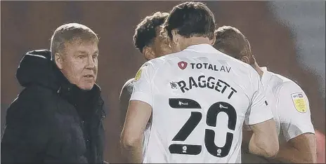  ?? Picture: Daniel Chesterton ?? I’M A BELIEVER Pompey manager Kenny Jackett speaks with some of his players during last night’s defeat