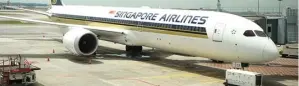  ?? CHARINA MARIETASAR­I/JAWA POS ?? PERDANA: Boeing 787-10 milik Singapore Airlines kali pertama mendarat di Singapura kemarin (28/3).