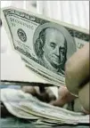  ??  ?? El dólar sube.