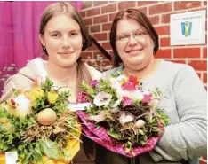  ??  ?? Beate (rechts) und Sara Paulus von der Blumenstub­e in Türkheim zeigen bunte und blühende Frühlingsg­rüße.