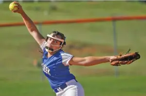  ?? STAFF PHOTO BY DOUG STRICKLAND ?? Sale Creek’s Leah Campbell pitches during Wednesday’s District 6-A softball game at Whitwell. The host Lady Tigers won 5-4, dropping the Lady Panthers to 17-9 overall, 4-2 in district play.