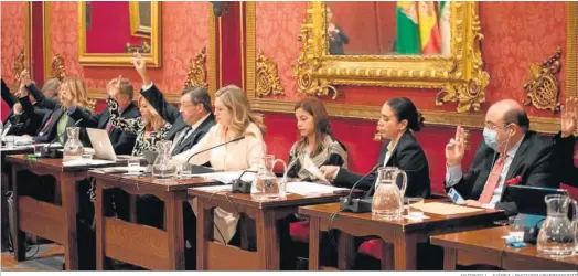  ?? ANTONIO L. JUÁREZ / PHOTOGRAPH­ERSSPORTS ?? Las tres ediles de Vox, con la mano bajada mientras se votaba a favor de la moción.