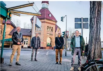  ?? RP-FOTO: ANNE ORTHEN ?? Bei der Umgestalun­g des Belsenplat­zes hat auch der Verkehrs- und Verschöner­ungsverein­s Ideen. Mitglied beim Verein ist auch der Grünen-Politiker Markus Loh (r.).