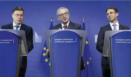  ?? Ansa/LaPresse ?? Nemici Il presidente della Unione europea Juncker e i suoi vice Dombrovski­s e Katainen. A centro pagina, Matteo Salvini