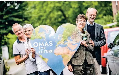  ?? FOTO: ANDREAS BRETZ ?? Gisela Heiroth (2.v.l.) hat mit ihrem Mann Otto (l.) und den Freunden Felicitas und Jürgen Hoffmann einen Düsseldorf­er Ableger der „Omas for Future“gegründet. Das Herz-Plakat hängt normalerwe­ise im Fenster der Heiroths.